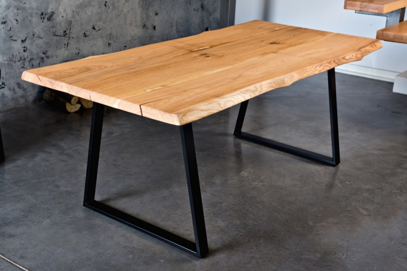 Stół z jasnego drewna