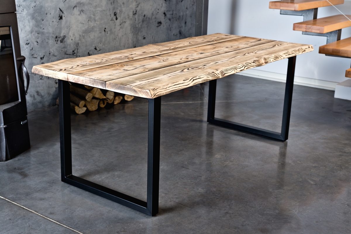 Nowoczesny stół z drewnianym blatem