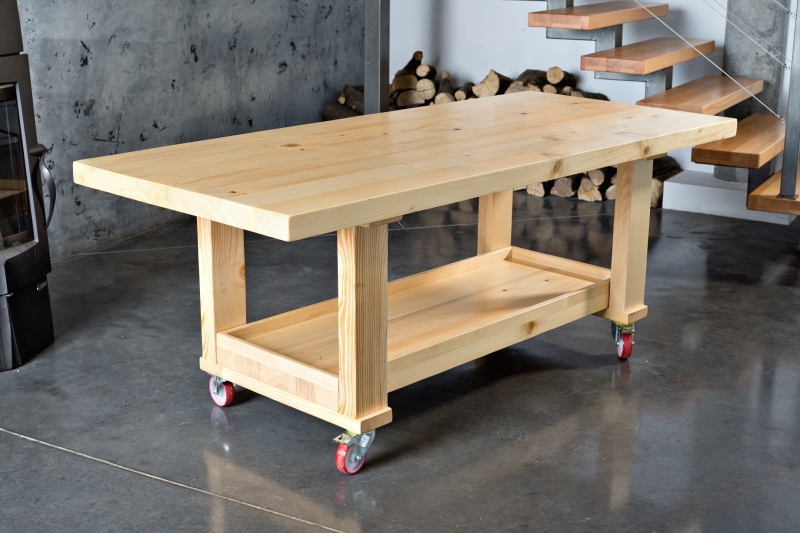 Stół z drewna z łatwością przemieszczania go 