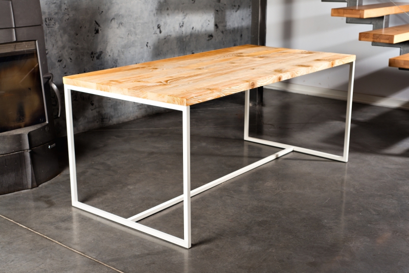 Drewniany stół w nowoczesnym wydaniu