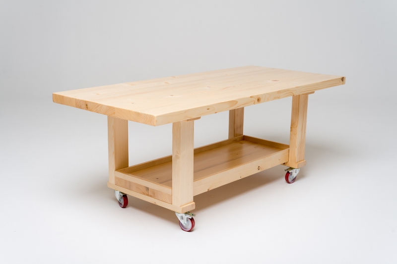 Drewniany stół na kółkach
