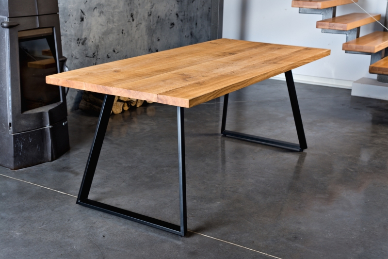 Klasyczny stół z jasnego drewna