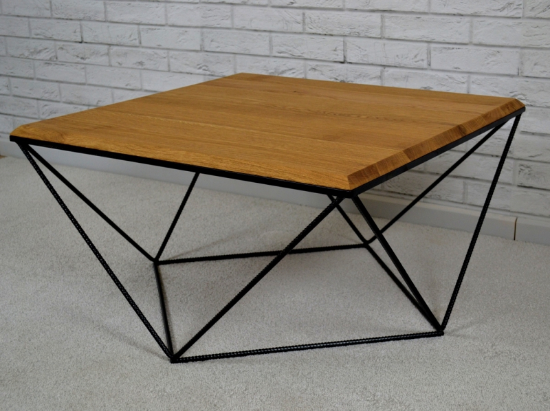 Oryginalny design stolika drewnianego
