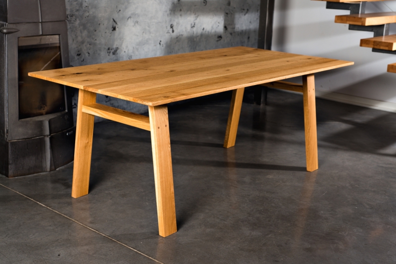 Uniwersalny design stołu z drewna